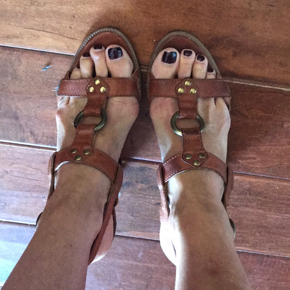 Frye Mandy T strap sandals size 9